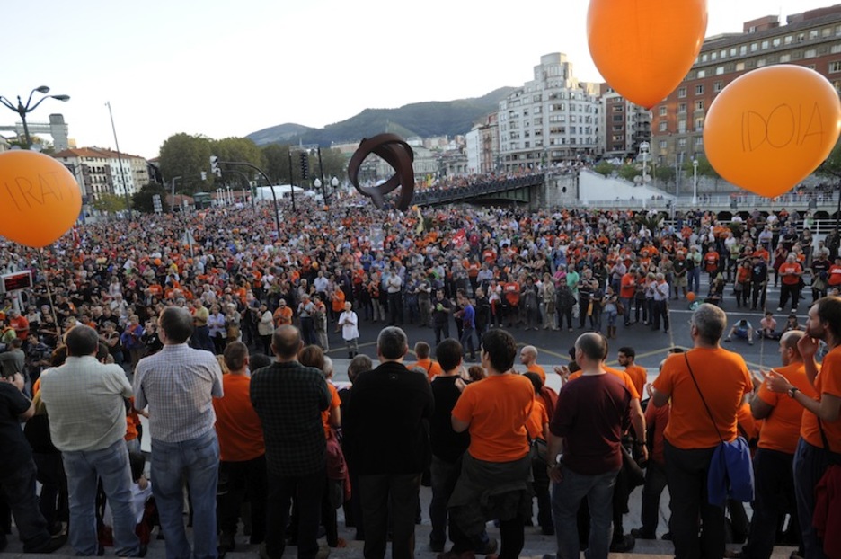 Irati, Idoya, Unai eta Goizane izenak zeramatzaten puxikek, ezkutuan diren lau gazteak gogoan. (Marisol RAMIREZ / ARGAZKI PRESS)