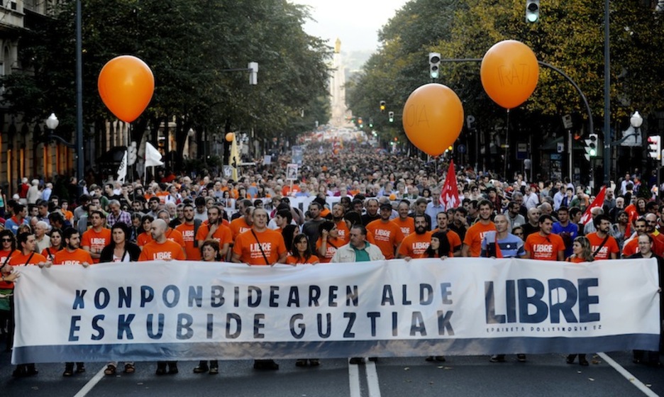 Bilboko Kale Nagusia lepo jendez. (Marisol RAMIREZ / ARGAZKI PRESS)