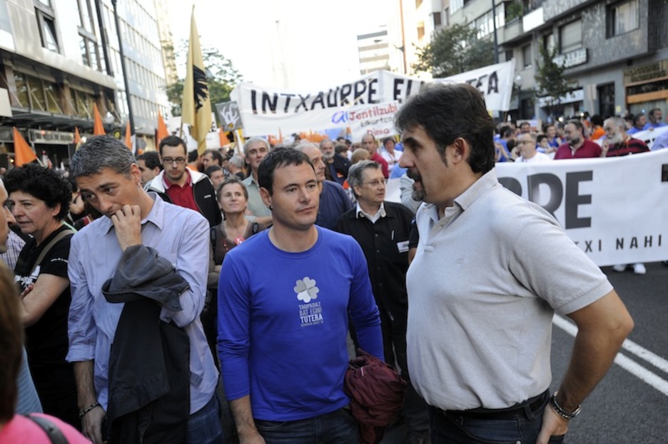 Oskar Matute, Hasier Arraiz eta Pello Urizar manifestazio hasieran. (Marisol RAMIREZ / ARGAZKI PRESS)