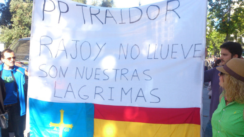 Pancarta contra Rajoy y el PP. (Alberto Pradilla)