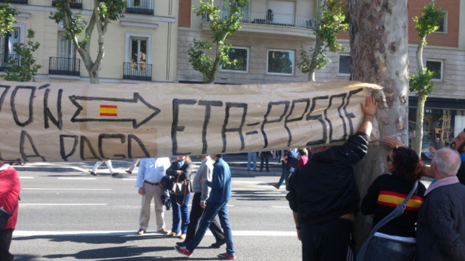 Pancarta coolocada por manifestantes. (Alberto PRADILLA)