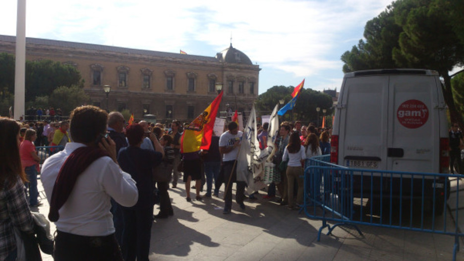 Banderas fascistas en la concentración de la AVT. (Alberto PRADILLA)