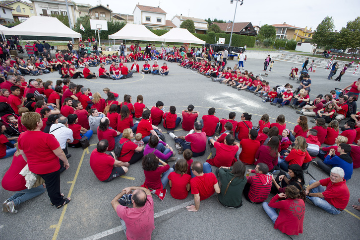 Han escenificado una gran marea roja contra la alta tensión. (Iñigo URIZ / ARGAZKI PRESS)