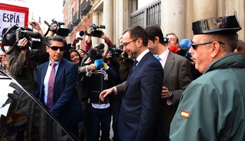 El embajador de EEUU en el Estado español, James Costos, sale de la reunión que ha mantenido con el ministro español de Exteriores. (Gerard JULIEN/AFP) 