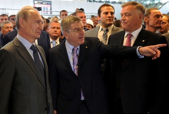 Putin, a la izquierda, conversa con Thomas Bach, durante la visita a las instalaciones de los próximos Juegos Olímpicos de invierno. (Mikhail KLIMENTYEV/AFP)