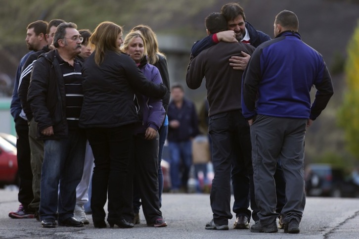Familiares y compañeros de los fallecidos, en el exterior de las instalaciones. (César MANSO / AFP PHOTO)