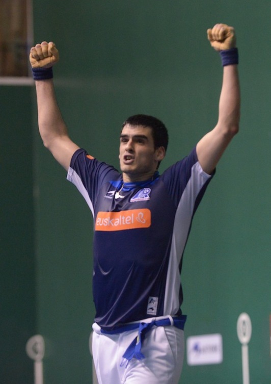 Joseba Ezkurdia celebra su triunfo ante Retegi Bi. (Andoni CANELLADA / ARGAZKI PRESS)