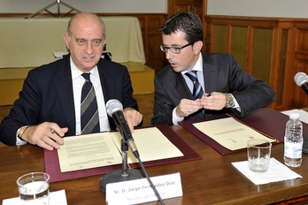 Firma del acuerdo entre el ministro de Interior y el alcalde de Fitero. (Idoia ZABALETA / ARGAZKI PRESS)