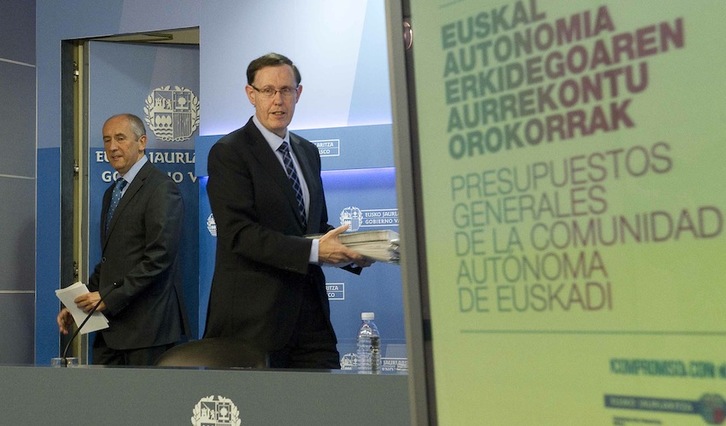 Josu Erkoreka y Ricardo Gatzagaetxebarria han presentado los presupuestos de la CAV para 2014. (Raúl BOGAJO/ARGAZKI PRESS)