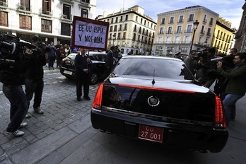 Un hombre protesta por el espionaje ante el embajador de EEUU en el Estado español. (Gerard JULIEN/AFP PHOTO)