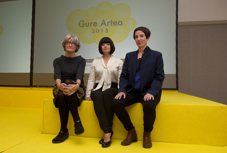 Moya, Aláez y Crespo posan para los medios durante la entrega de premios. (Raúl BOGAJO / ARGAZKI PRESS)