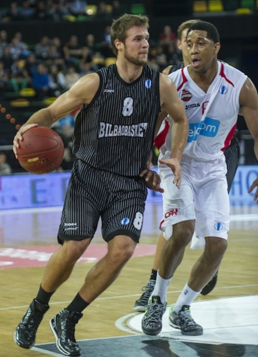 Pipelic maneja la bola ante la defensa del Charleroi. (Monika DEL VALLE / ARGAZKI PRESS)