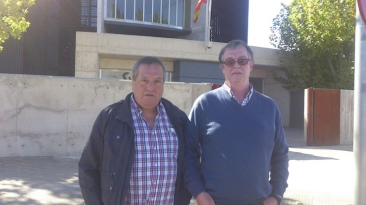 Pedro Félix Morales, a la izquierda, junto a Andrés Larrea en Madrid. (NAIZ.INFO)