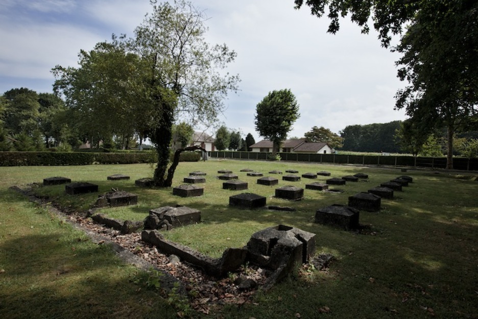 Soportes de los tanques de agua que abastecían el campo. Soportes de los tanques de agua que abastecían el campo.