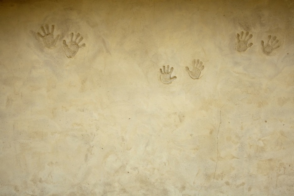 Huellas de manos en los muros del edificio delmemorial, construido en 2007. Huellas de manos en los muros del edificio delmemorial, construido en 2007.