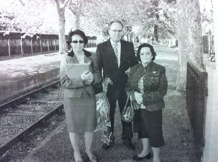 Petra Sastre, donostiarra jaiotzez, eskubian, bere bi seme- alabekin Gurseko sarreran. (Ainara Lertxundi)