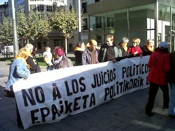 Concentración en Iruñea contra los juicios políticos. (@AteakIreki)