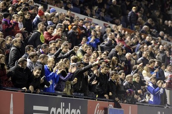 La afición osasunista celebra uno de los tres goles. (Iñigo URIZ / ARGAZKI PRESS)