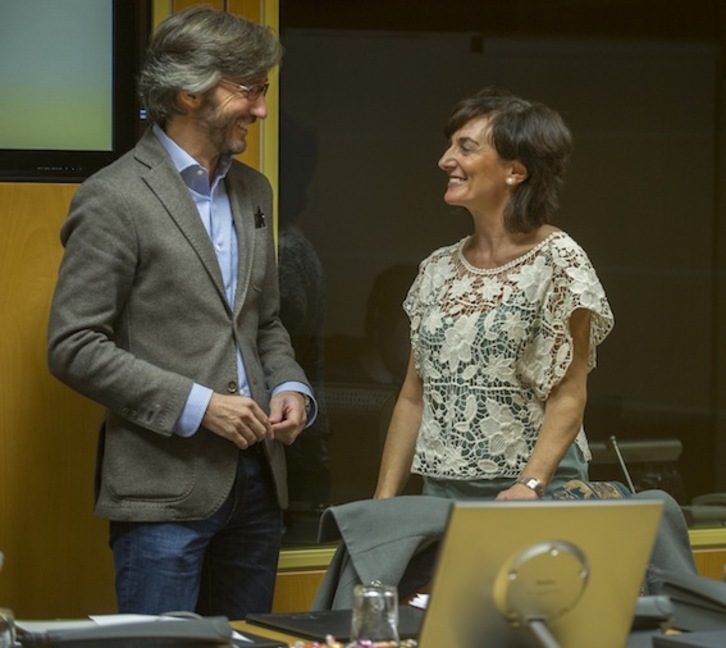 El parlamentario del PP Iñaki Oyarzábal y Maite Iturbe, directora general de EiTB. (Juanan RUIZ/ARGAZKI PRESS)