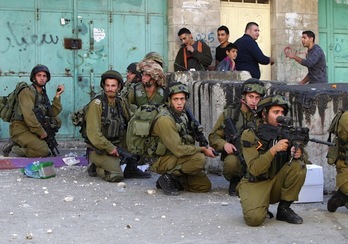 Miembros del Ejército israelí, durante un operativo en Hebrón. (Hazem BADER/AFP PHOTO)