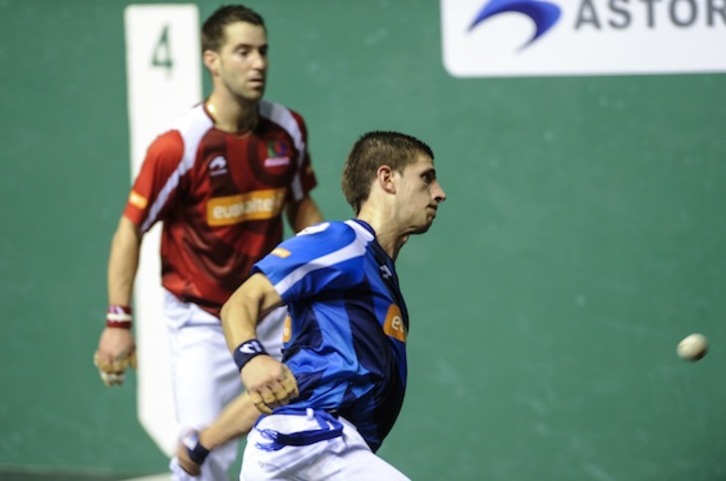 Mikel Idoate eta Iker Arretxeren arteko partidaren une bat. (Jagoba MANTEROLA/ARGAZKI PRESS)