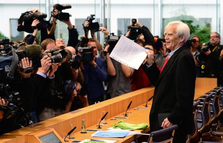 El parlamentario alemán de los Verdes Hans-Christian Ströbele, con la carta de Snowden en la mano. (John MACDOUGALL/AFP PHOTO)