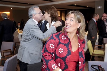 Miguel Sanz y Yolanda Barcina se saludan en un desayuno informativo el pasado 1 de octubre. (Iñigo URIZ/ARGAZKI PRESS)