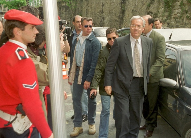 Barrionuevo sale del juzgado de Donostia en 1999, donde tuvo que declarar como imputado por la muerte de Lutxi Urigoitia. (Andoni CANELLADA)