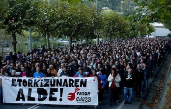 Una multitudinaria manifestación recorrió el jueves las calles de Arrasate. (Raúl BOGAJO/ARGAZKI PRESS)