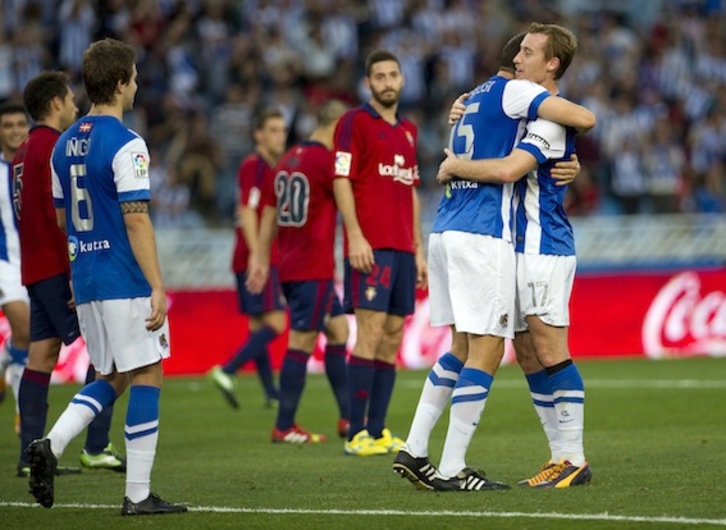 Ansotegi celebra el primer gol de la tarde con Zurutuza. (Juan Carlos RUIZ/ARGAZKI PRESS)