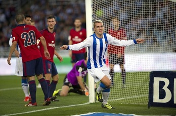 Ansotegi celebra el primer gol de la tarde con Zurutuza. (Juan Carlos RUIZ/ARGAZKI PRESS)