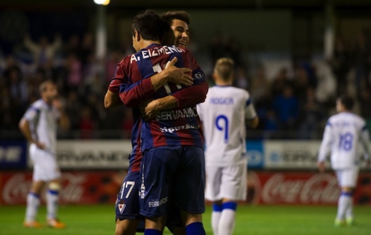 Eibarreko jokalariak, gol bat ospatzen. (Raul BOGAJO/ARGAZKI PRESS)