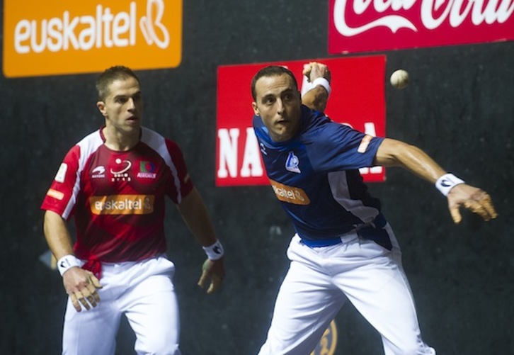 Un lance del encuentro entre Olaizola e Irujo. (Luis JAUREGIALTZO/ARGAZKI PRESS)