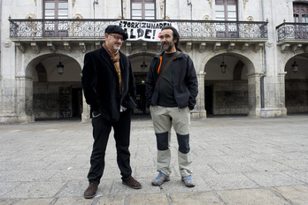  Iñaki Azpiazu y Juan Antonio Tellido, dos socios cooperativistas de fagor que han mostrado su opinión ante el cierre de la empresa. (Raul Bogajo / ARGAZKI PRESS)