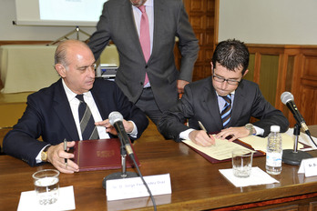 El ministro de Interior español y el alcalde de Fitero sellan el acuerdo. 8Idoia ZABALETA / ARGAZKI PRESS)
