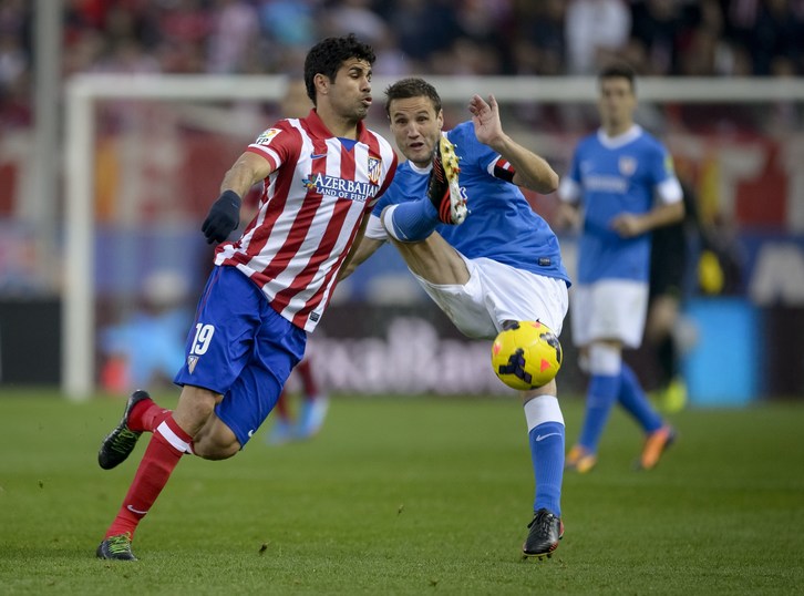 Diego Costa eta Gurpegi lehian. (Dani POZO / AFP)