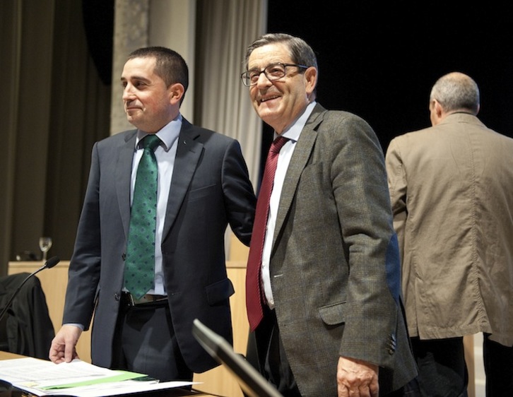 Xabier Sagredo y Mario Fernández, en la Asamblea General de BBK de abril. (Jon HERNÁEZ/ARGAZKI PRESS)