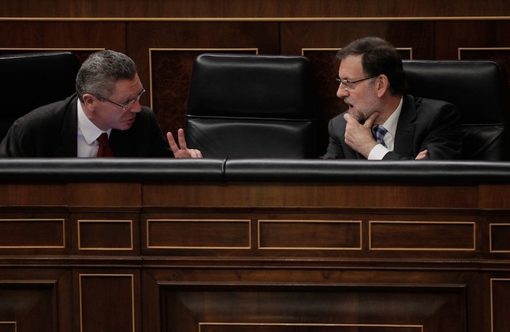 El ministro de Justicia español, Alberto Ruiz Gallardón, da explicaciones a Rajoy. (J. DANAE)