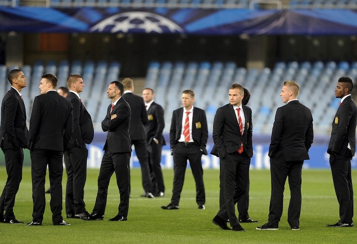 Jugadores del Manchester United ayer en Anoeta. (Rafa RIVAS / AFP)
