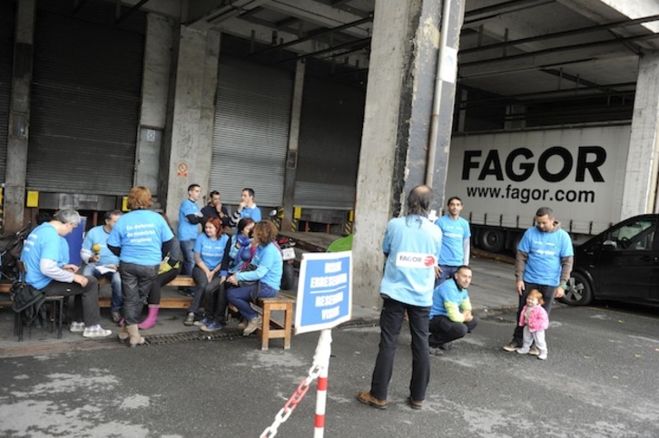 Trabajadores y trabajadoras de Edesa, esta mañana en el exterior de la planta. (ARGAZKI PRESS)