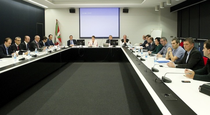 Reunión celebrada esta tarde en Gasteiz entre representantes institucionales y empresariales. (Raúl BOGAJO / ARGAZKI PRESS)