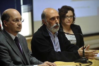 El forense vasco Paco Etxeberria ha intervenido en la presentación de los análisis de los restos de Neruda. (Héctor RETAMAL / AFP PHOTO) 