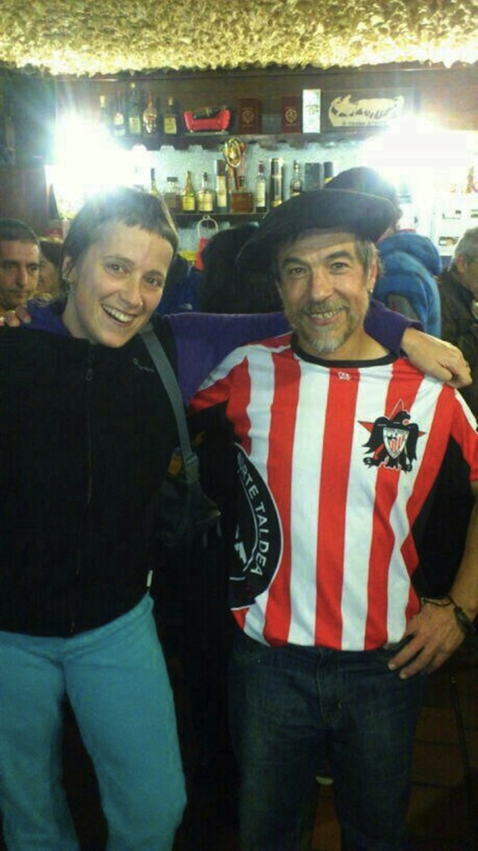 Patxi Gómez, con la camiseta del Athletic en Ortuella, su pueblo. (@anttonetxeberri)