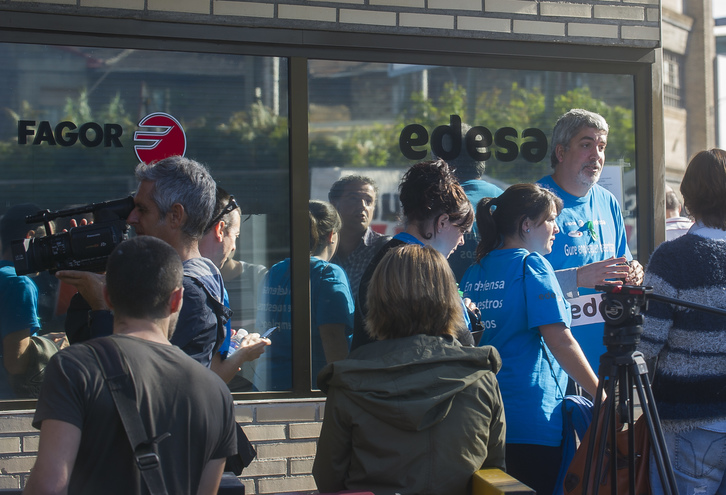 Trabajadores de Edesa en la planta de Basauri. (Luis JAUREGIALTZO / ARGAZKI PRESS)