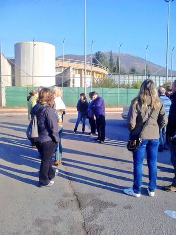 Una veintena de allegados se ha desplazado a Granada a esperar a a la puesta en libertad de Aginagalde. (vía twitter @guztioklanean)