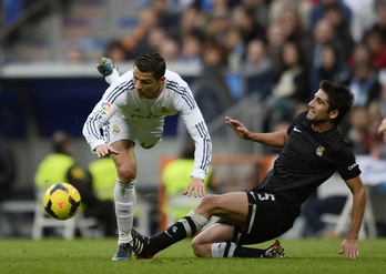 Ronaldo eta Bergara, norgehiagokako une batean. (Pierre-Philippe MARCOU/AFP)