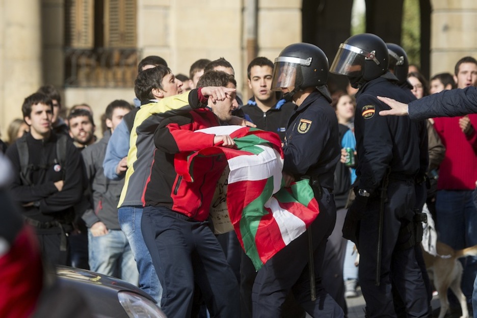 Momentos de tensión en el Paseo Sarasate entre manifestantes y la Policía española. (Iñigo URIZ/ARGAZKI PRESS)