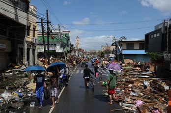 Casas destruídas en Tacloban, en la provincia de Leyte. (Ted ALJIBE /AFP)