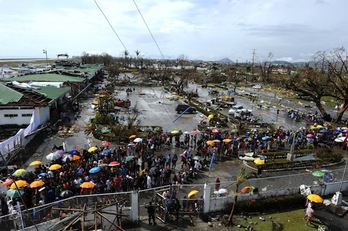 Los supervivientes del tifón a su paso por Filipinas hacen cola para recibir ayuda humanitaria. (Ted ALJIBE/AFP PHOTO)