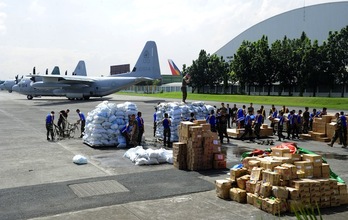 Personal filipino y estadounidense gestiona la ayuda humanitaria en el aeropuerto de Tacloban. (Jay DIRECTO/AFP PHOTO)